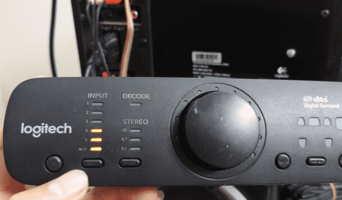 Logitech Z906 Sáng 3 Đèn